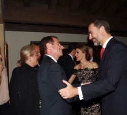 Los Príncipes de Asturias saludan a los asistentes a la cena inaugural del XVIII Foro España-Estados Unidos